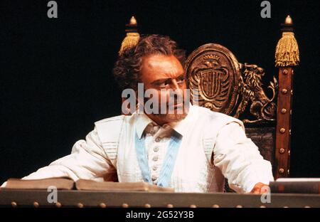 Donald Sinden (Othello) in OTHELLO von Shakespeare bei der Royal Shakespeare Company (RSC), Royal Shakespeare Theatre, Stratford-upon-Avon 07/08/1979 Design: Pamela Howard Beleuchtung: Brian Harris Regie: Ronald Eyre Stockfoto