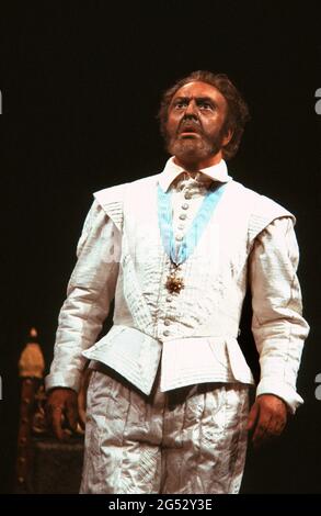 Donald Sinden (Othello) in OTHELLO von Shakespeare bei der Royal Shakespeare Company (RSC), Royal Shakespeare Theatre, Stratford-upon-Avon 07/08/1979 Design: Pamela Howard Beleuchtung: Brian Harris Regie: Ronald Eyre Stockfoto