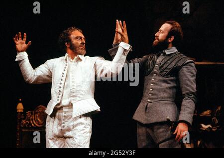 l-r: Donald Sinden (Othello), Bob Peck (Iago) in OTHELLO von Shakespeare bei der Royal Shakespeare Company (RSC), Royal Shakespeare Theatre, Stratford-upon-Avon 07/08/1979 Design: Pamela Howard Beleuchtung: Brian Harris Regie: Ronald Eyre Stockfoto