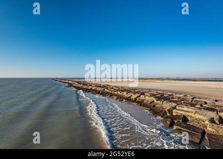 Blick auf den Strand vom Pier auf der Halbinsel Matagorda in der Nähe des Colorado River mündet in den Golf von Mexiko, in der Nähe von Matagorda, Texas, USA Stockfoto