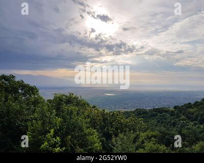 Die Strahlen der Sonne über dem göttlichen Tal nach dem Regen Stockfoto