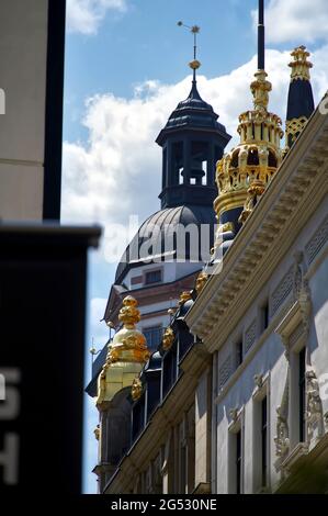 Altstadt von Leipzig (Deutschland) mit prächtigen Fassaden und Turm der Thomaskirche Stockfoto