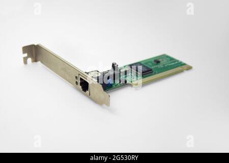 Interner ethernet-Netzwerkadapter für pci-Steckplatz der Hauptplatine. Mit Clipping-Pfad Stockfoto