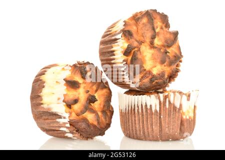 Drei duftende Schokoladenkuckuffins, Nahaufnahme, auf weißem Hintergrund. Stockfoto