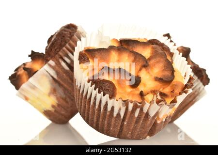 Drei duftende Schokoladenkuckuffins, Nahaufnahme, auf weißem Hintergrund. Stockfoto