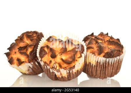 Drei duftende Schokoladenkuckuffins, Nahaufnahme, auf weißem Hintergrund. Stockfoto