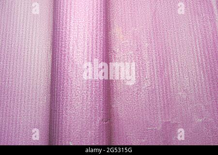 Wellenförmiges Geschenkpapier in leuchtendem Pink Stockfoto