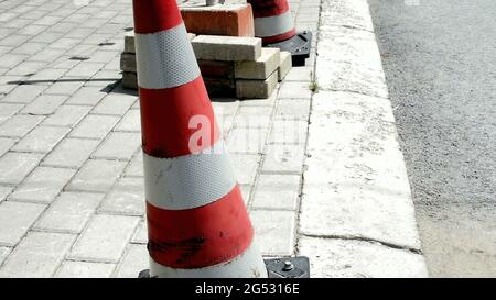 3d-Illustration - Verkehrskegel auf Asphalt Stockfoto