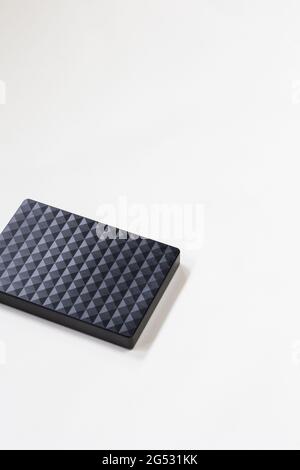 Externe Festplatte isoliert auf weißem Hintergrund, modernes Design für Speichercomputer, Laptop. Platz kopieren, Draufsicht Stockfoto