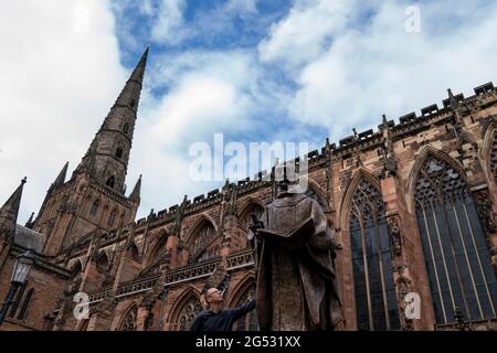 Der Bildhauer Peter Walker mit seiner Bronzestatue des Heiligen Tschad, des ersten Bischofs von Lichfield und des Gründers der Lichfield Cathedral, schließt seine Reise von einer Gießerei in Wales zur Kathedrale Close in der Lichfield Cathedral, Staffordshire. Bilddatum: Freitag, 25. Juni 2021. Stockfoto