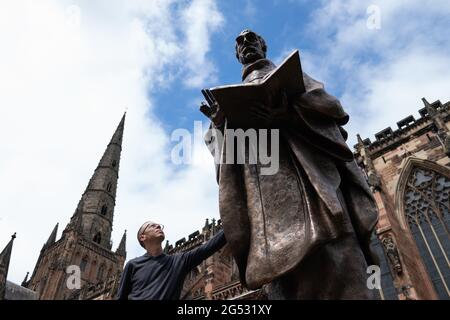 Der Bildhauer Peter Walker mit seiner Bronzestatue des Heiligen Tschad, des ersten Bischofs von Lichfield und des Gründers der Lichfield Cathedral, schließt seine Reise von einer Gießerei in Wales zur Kathedrale Close in der Lichfield Cathedral, Staffordshire. Bilddatum: Freitag, 25. Juni 2021. Stockfoto