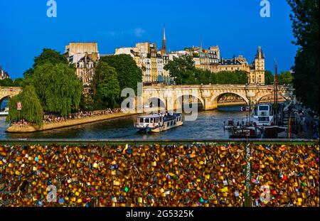 FRANKREICH. PARIS (75) ILE DE LA CITE AUS DER PASSERELLE DES ARTS AM 24. SEPTEMBER 2013, SQUARE DU VERT GALANT, PONT NEUF, POLIZEIPRÄFEKTUR, NOTRE DAME; Stockfoto