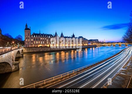 FRANKREICH. PARIS (75) SEINE, „PONT AU CHANGE“ UND „PONT NEUF“. „CONCIERGERIE“, UHRTURM, EIFFELTURM IN DER ABENDDÄMMERUNG Stockfoto