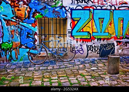 FRANKREICH. PARIS (75) EIN FAHRRAD IN EINER MITTELALTERLICHEN SACKGASSE DES ARBALETRIERS MIT GRAFFITI, STADTTEIL LE MARAIS Stockfoto