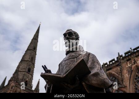 Die Bronzestatue des Bildhauers Peter Walker aus St. Chad, dem ersten Bischof von Lichfield und Gründer der Kathedrale von Lichfield, während sie ihre Reise von einer Gießerei in Wales zur Kathedrale Close in der Lichfield Cathedral, Staffordshire, abschließt. Bilddatum: Freitag, 25. Juni 2021. Stockfoto