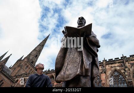 Der Bildhauer Peter Walker mit seiner Bronzestatue des Heiligen Tschad, des ersten Bischofs von Lichfield und des Gründers der Lichfield Cathedral, schließt seine Reise von einer Gießerei in Wales zur Kathedrale Close in der Lichfield Cathedral, Staffordshire. Bilddatum: Freitag, 25. Juni 2021. Stockfoto