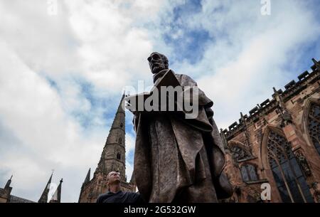 Der Bildhauer Peter Walker mit seiner Bronzestatue des Heiligen Tschad, des ersten Bischofs von Lichfield und des Gründers der Lichfield Cathedral, schließt seine Reise von einer Gießerei in Wales zur Kathedrale Close in der Lichfield Cathedral, Staffordshire. Bilddatum: Freitag, 25. Juni 2021. Stockfoto