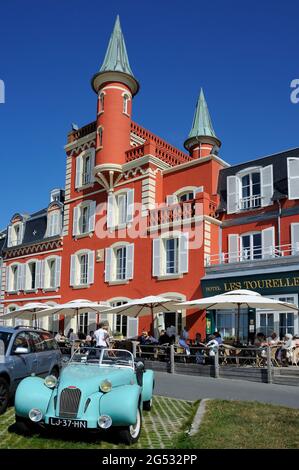 FRANKREICH, SOMME (80) COTE D'OPALE UND BAIE DE SOMME, LE CROTOY, HALTEN SIE DAS BURTON-AUTO VOR DEM LES TOURELLES HOTEL IN STRANDNÄHE Stockfoto