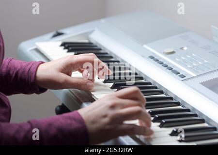 Frau spielt Tastatur-Hände Nahaufnahme Stockfoto