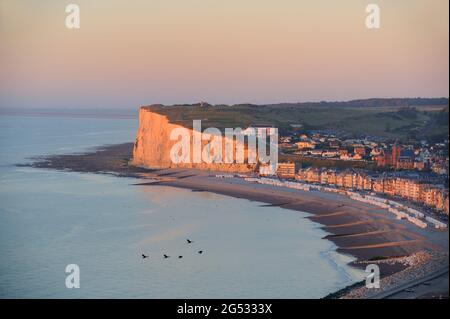 FRANKREICH, SOMME (80) COTE D'OPALE, MERS-LES-BAINS, BLICK AUS LE TREPORT Stockfoto