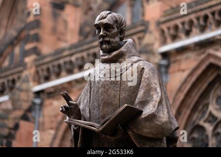 Die Bronzestatue des Bildhauers Peter Walker aus St. Chad, dem ersten Bischof von Lichfield und Gründer der Kathedrale von Lichfield, während sie ihre Reise von einer Gießerei in Wales zur Kathedrale Close in der Lichfield Cathedral, Staffordshire, abschließt. Bilddatum: Freitag, 25. Juni 2021. Stockfoto