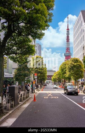 tokio, japan - 06 2019. april: Verkehr entlang der Daimon-Straße, die zum San Gedatsu mon Gate des buddhistischen Zojoji-Tempels mit dem Tokyo Tower A führt Stockfoto