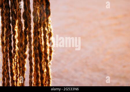 Traditionelle Jute Dekoration am Eingang in der Wüste bei Dahab Stockfoto