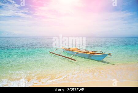 Landschaftsansicht auf den Strand, türkisfarbenes Meer im Sommer, Fischerboot Stockfoto