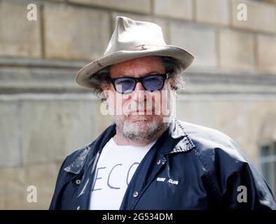 Hagen, Deutschland. Juni 2021. DER US-Künstler Julian Schnabel steht für ein Foto vor dem Osthaus Museum Hagen. Unter dem Titel 'Two Tschechoslowakian Walk into a Bar' werden von 26.06 bis 15.08.2021 dreizehn großformatige Arbeiten gezeigt, die 2015 bei einem Besuch von Schnabel im Berliner Atelier des Künstlers Dokoupils gemeinsam realisiert wurden. Parallel dazu werden bis 2021 Drucke des New Yorker Künstlers Schnabel aus den späten 1970er Jahren zu sehen sein. Quelle: Roland Weihrauch/dpa/Alamy Live News Stockfoto