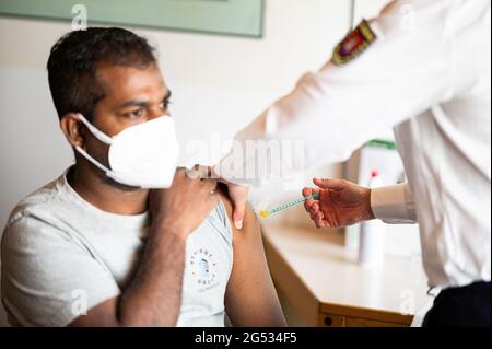 Hamburg, Deutschland. Juni 2021. Im Duckdalben Seemannsverein wird ein Seefahrer gegen das Coronavirus geimpft. Seeleute können sich am 25.06.2021 im Seemannsclub Duckdalben vom Port Medical Service gegen das Coronavirus impfen lassen. Quelle: Daniel Reinhardt/dpa/Alamy Live News Stockfoto