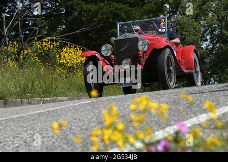 Panzano in Chianti, Italien 18. juni 2021: Unbekannt fährt einen O.M. 665 SMM Superba 2000 während der öffentlichen Veranstaltung der historischen Parade Mille Miglia 2021. Italien Stockfoto