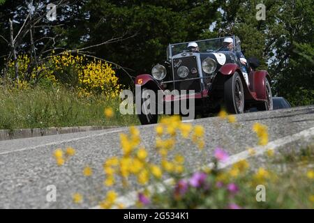 Panzano in Chianti, Italien 18. juni 2021: Unbekannt fährt einen O.M. 665 SMM Superba 2000 1929 während der öffentlichen Veranstaltung der historischen Parade Mille Miglia 2021. Ital Stockfoto