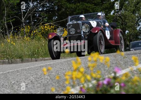 Panzano in Chianti, Italien 18. juni 2021: Unbekannt fährt einen O.M. 665 SMM Superba 2000 1929 während der öffentlichen Veranstaltung der historischen Parade Mille Miglia 2021. Ital Stockfoto