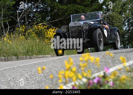 Panzano in Chianti, Italien 18. juni 2021: Unbekannt fährt einen O.M. 665 SMM Superba 2200 1930 während der öffentlichen Veranstaltung der historischen Parade Mille Miglia 2021. Ital Stockfoto