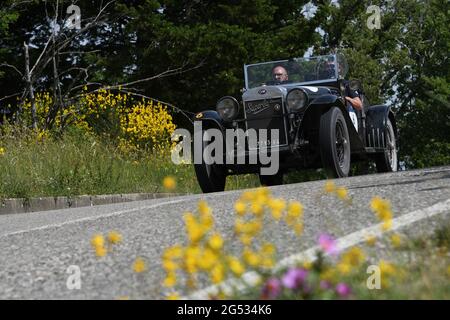 Panzano in Chianti, Italien 18. juni 2021: Unbekannt fährt einen O.M. 665 SMM Superba 2200 1930 während der öffentlichen Veranstaltung der historischen Parade Mille Miglia 2021. Ital Stockfoto