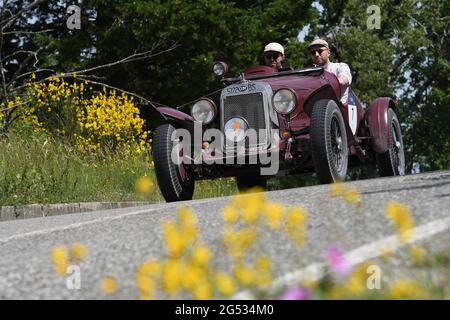 Panzano in Chianti, Italien 18. juni 2021: Unbekannt fährt einen O.M. 665 SS MM Superba 2200 1930 während der öffentlichen Veranstaltung der historischen Parade Mille Miglia 2021. It Stockfoto