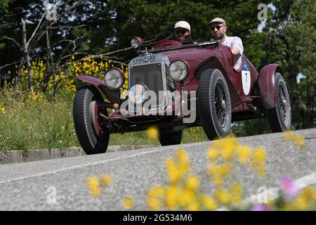 Panzano in Chianti, Italien 18. juni 2021: Unbekannt fährt einen O.M. 665 SS MM Superba 2200 1930 während der öffentlichen Veranstaltung der historischen Parade Mille Miglia 2021. It Stockfoto