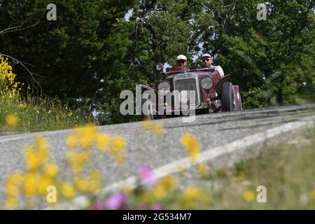 Panzano in Chianti, Italien 18. juni 2021: Unbekannt fährt einen O.M. 665 SS MM Superba 2200 1930 während der öffentlichen Veranstaltung der historischen Parade Mille Miglia 2021. It Stockfoto