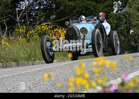 Panzano in Chianti, Italien 18. juni 2021: Unbekannt fährt einen Bugatdi T35 1925 während der öffentlichen Veranstaltung der historischen Parade Mille Miglia 2021. Italien Stockfoto