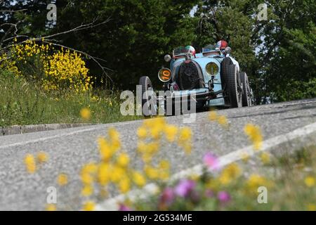 Panzano in Chianti, Italien 18. juni 2021: Unbekannt fährt einen Bugatdi T35 1925 während der öffentlichen Veranstaltung der historischen Parade Mille Miglia 2021. Italien Stockfoto