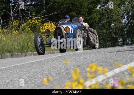 Panzano in Chianti, Italien 18. juni 2021: Unbekannt fährt einen Bugatdi T37 1926 während der öffentlichen Veranstaltung der historischen Parade Mille Miglia 2021. Italien Stockfoto