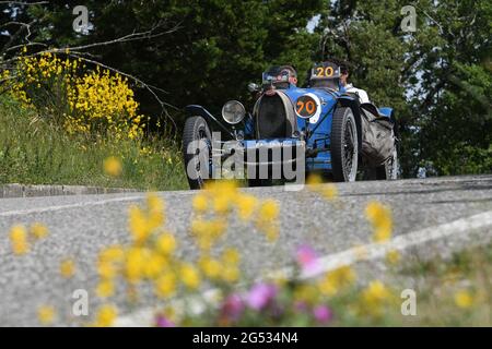 Panzano in Chianti, Italien 18. juni 2021: Unbekannt fährt einen Bugatdi T37 A 1927 während der öffentlichen Veranstaltung der historischen Parade Mille Miglia 2021. Italien Stockfoto