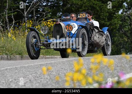Panzano in Chianti, Italien 18. juni 2021: Unbekannt fährt einen Bugatdi T37 A 1927 während der öffentlichen Veranstaltung der historischen Parade Mille Miglia 2021. Italien Stockfoto