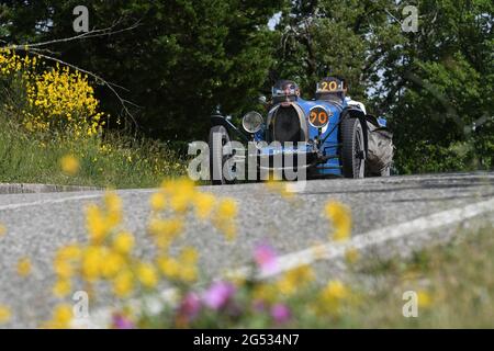 Panzano in Chianti, Italien 18. juni 2021: Unbekannt fährt einen Bugatdi T37 A 1927 während der öffentlichen Veranstaltung der historischen Parade Mille Miglia 2021. Italien Stockfoto