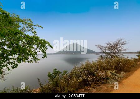 Baranti ist ein kleines Stammesdorf im Distrikt Purulia, mit einem Wasserreservoir unter dem Ramchandrapur Medium Irrigation Project, genannt Baranti Wasserdamm. Stockfoto