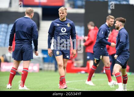 Edinburgh, Großbritannien. Juni 2021. Murrayfield, Edinburgh, Großbritannien. 25. Juli 2021: Britische und irische Lions Chris Harris spricht mit Finn Russell während des britischen und irischen Lions-Rugby-Kader-Teams im BT Murrayfield, Edinburgh, Großbritannien. Quelle: Ian Rutherford/Alamy Live News Stockfoto