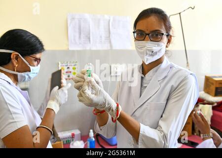 Beawar, Rajasthan, Indien, 24. Juni 2021: Ein Gesundheitsmitarbeiter zeigt während einer Mega-Impfkampagne im ESI-Krankenhaus-Impfzentrum in Beawar eine Ampulle Covishield (COVID-19-Impfstoff). Delta Plus-Variante des Coronavirus in rund 80 Ländern nachgewiesen, darunter Indien, USA, Großbritannien, Portugal, die Schweiz, Japan, Nepal, Polen, China und Russland. Obwohl Indien im April alle Exporte eingestellt und von einer riesigen Impfstoffindustrie profitiert hat, hat es nur 4 % seiner riesigen Bevölkerung bedeckt und liegt damit weit hinter dem größten Teil des Westens und Chinas, das täglich etwa 20 Millionen Dosen verabreicht. Foto: Sumit Sungat Stockfoto