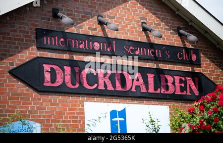 Hamburg, Deutschland. Juni 2021. Auf dem Gebäude ist der Schriftzug des Duckdalben Seamen's Club zu sehen. Seeleute können am 25.06.2021 im Rahmen des „Seemanns Day“ im Duckdalben Seemanns Club vom Hafenarzt gegen das Coronavirus geimpft werden. Quelle: Daniel Reinhardt/dpa/Alamy Live News Stockfoto