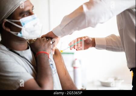 Hamburg, Deutschland. Juni 2021. Im Duckdalben Seemannsverein wird ein Seefahrer gegen das Coronavirus geimpft. Seeleute können sich am 25.06.2021 im Seemannsclub Duckdalben vom Port Medical Service gegen das Coronavirus impfen lassen. Quelle: Daniel Reinhardt/dpa/Alamy Live News Stockfoto