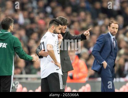 Vorschau auf die UEFA Euro 2020 Runde von 16 England-Deutschland am 29. Juni 2021. Archivfoto: Joachim 'Jogi' LOEW (Lå¡w, Trainer GER) gibt Ilkay GUENDOGAN (gå ndogan, GER) Anweisungen. Geste, Geste, r. Gareth SOUTHGATE (Coach, eng) Fußball-Laenderspiel, Freundschaftsspiel, England (eng) - Deutschland (GER), am 10. November 2017 in London/Großbritannien. Â Stockfoto